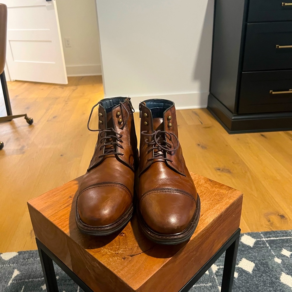 Like new Johnston Murphy boots